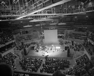 880192 Interieur van het Muziekcentrum Vredenburg (Vredenburgpassage 77) te Utrecht: de grote concertzaal tijdens een ...